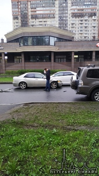 Пулковская улица стоит. Встретились трое, среди них машина каршеринга. Объезд через дворы.