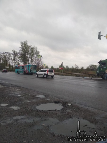 Скания подтолкнула автобус на перекресток Московского шоссе и Ленсоветовской дороги
