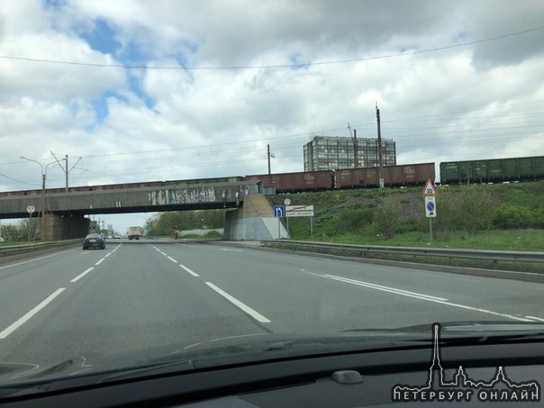 Странная картина на Московское шоссе у съезда с КАД. На Ж/Д мосту висят повешение манекены.