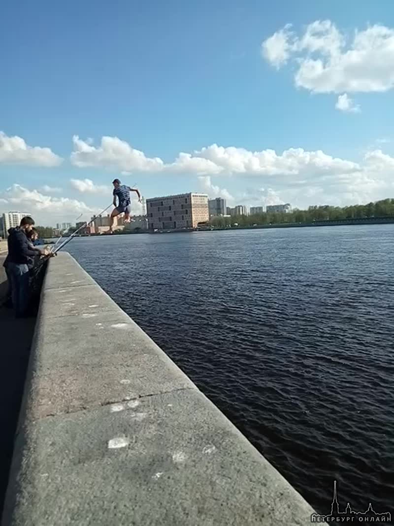 Около Володарского моста кто-то открывает уже купальный сезон и одновременно мешают ловить рыбу)
