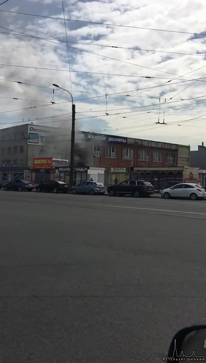 У перекрестка Гагарина и Благодатной горит Шаверма. 2 пожарные машины на месте.