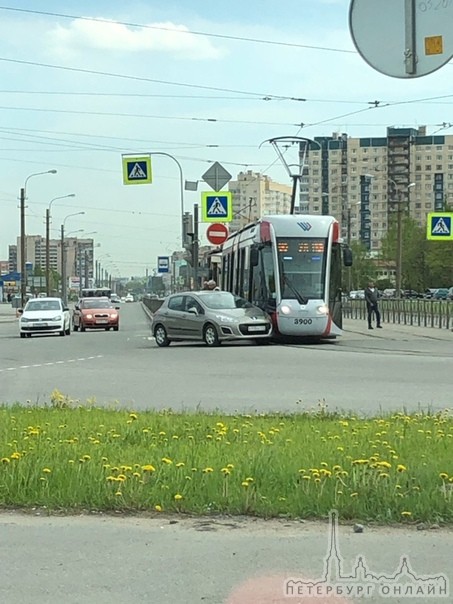 Поворачивая с Казакова на Десантников, Peugeot подрезал трамвай