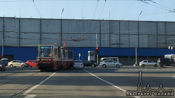 У поворота с Новочеркасского на Большеохтинский мост, таксист поехал на красный и подбил трамвай, ко...