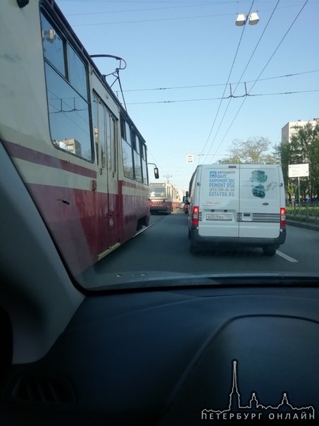 На Науке перед Карпинского в сторону Ручьев сбили кого то переходящего от трамвая/к трамваю. Скорая ...