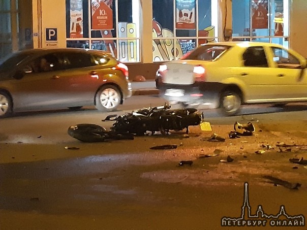 Audi A2 в лобовом ДТП сбил мотоциклиста с пассажиром.