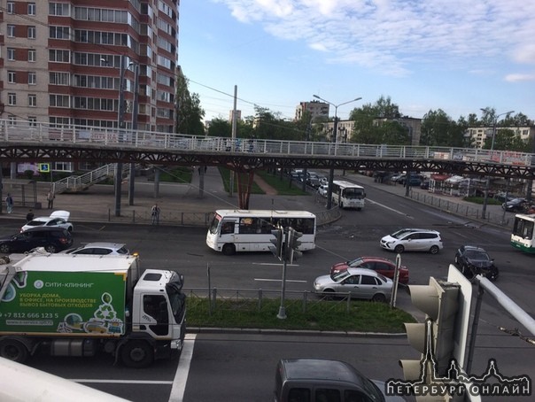 Под «крабом» на пр. Славы ДТП. Будапештская в сторону центра и поток по Славе к сортировке затруднён...