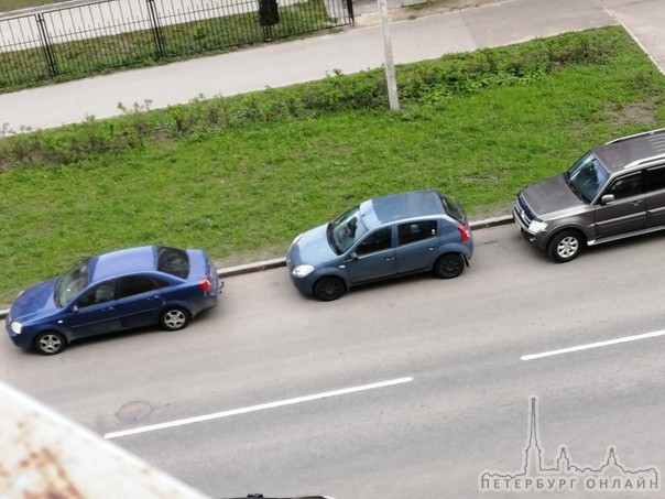 Сел аккумулятор на Малой Десятинной 11,синий renault сандеро. Видимо забыл выключить фары.