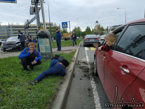 В городе Мурино, на центральной улице Мужчина на хендае вылетел с дороги, сбил женщину , врезался в ...