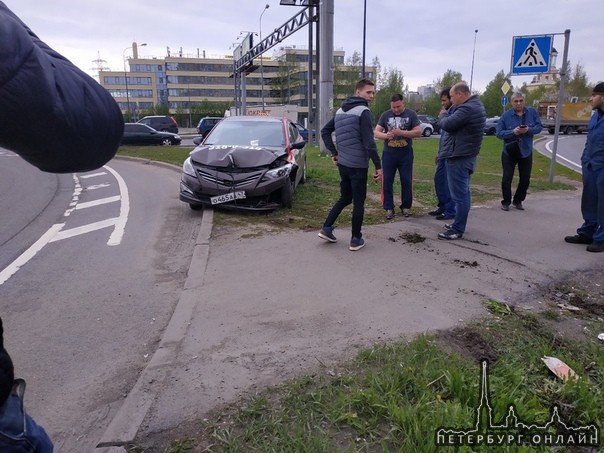 В городе Мурино, на центральной улице Мужчина на хендае вылетел с дороги, сбил женщину , врезался в ...