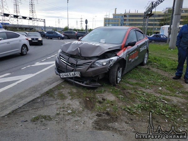 В городе Мурино, на центральной улице Мужчина на хендае вылетел с дороги, сбил женщину , врезался в ...