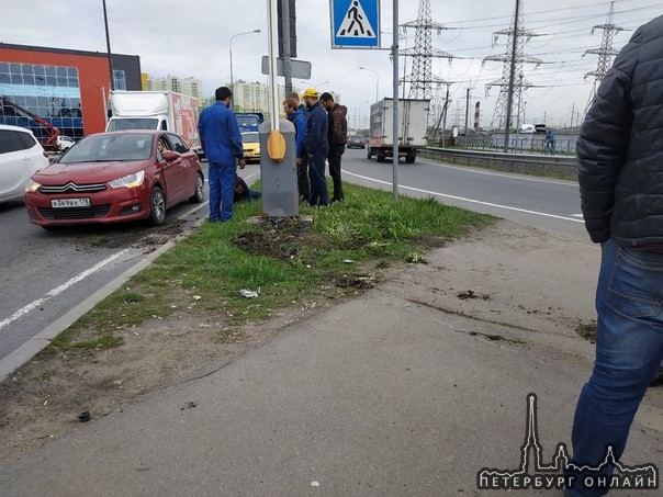 В городе Мурино, на центральной улице Мужчина на хендае вылетел с дороги, сбил женщину , врезался в ...