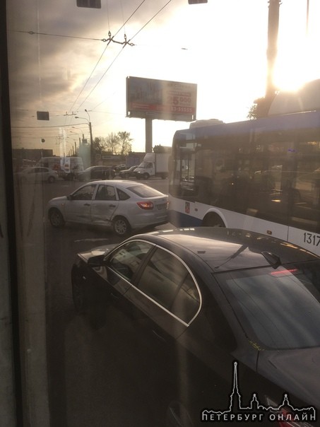 На перекрёстке Витебского и Благодатной столкнулись троллейбус и две легковые. устроили коллапс на д...