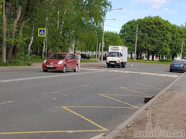 ДТП на Меньшиковском пр. около дома номер 3 грузовичок протаранил МКМ. Пострадавших нет. Ждут ДПС.