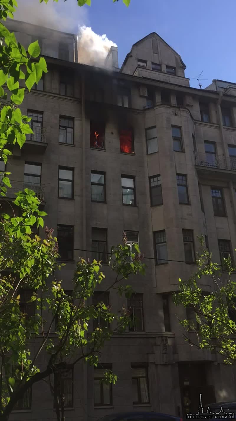Некрасова 60. Выгорела квартира на пятом этаже.