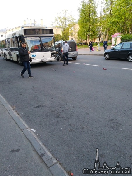 Пушкин, Оранжерейная улица, примерно 19:10, машина отъезжала от тротуара, но водитель, вероятно, не ...