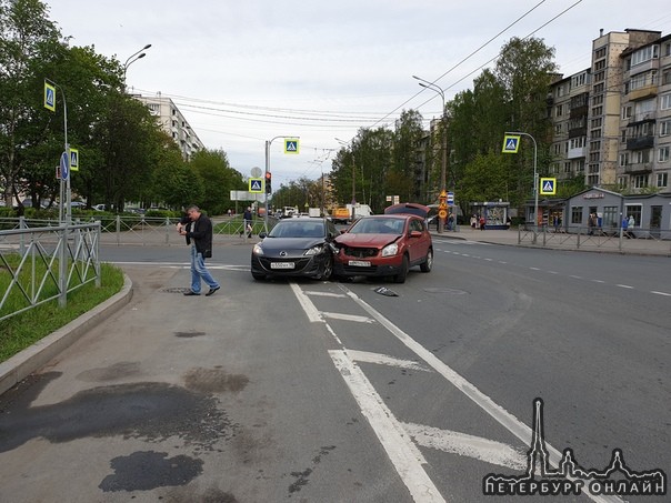 На перекрестке проспекта Мечникова и Замшиной улицы 14 мая в 17:52, столкнулись серая Mazda 3 и Niss...