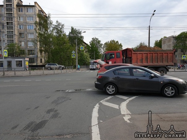 На перекрестке проспекта Мечникова и Замшиной улицы 14 мая в 17:52, столкнулись серая Mazda 3 и Niss...