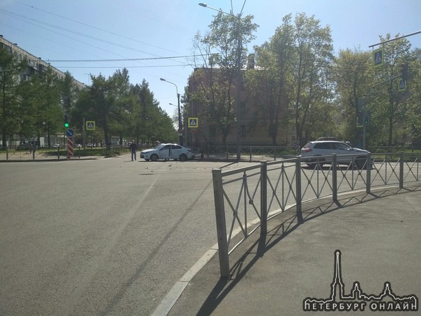 Двое не разъехались на перекрестке Замшиной и Бестужевской.