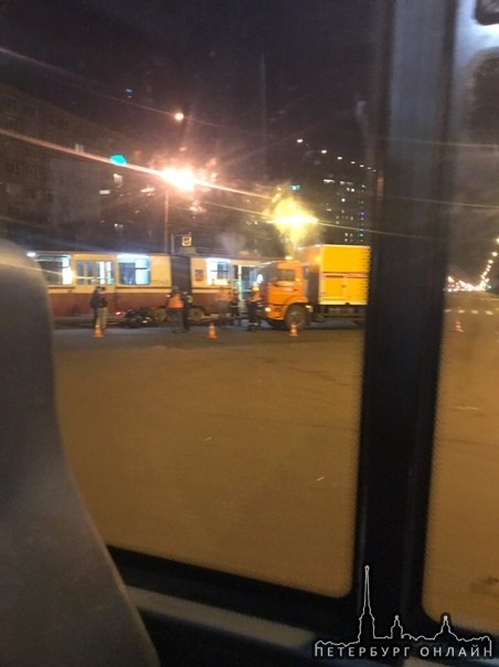 Мотоциклист пытался пробить борт трамваю на перекрёстке пр.Солидарности и ул.Колонтай