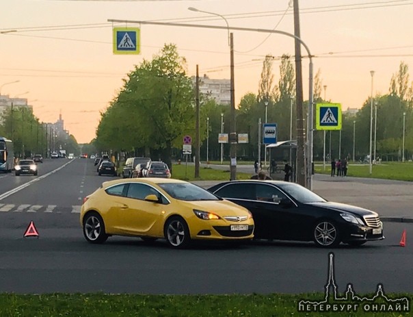 Угол Тухачевского и Апрельской. Желтый и чёрный довольно неплохо смотрятся вместе.