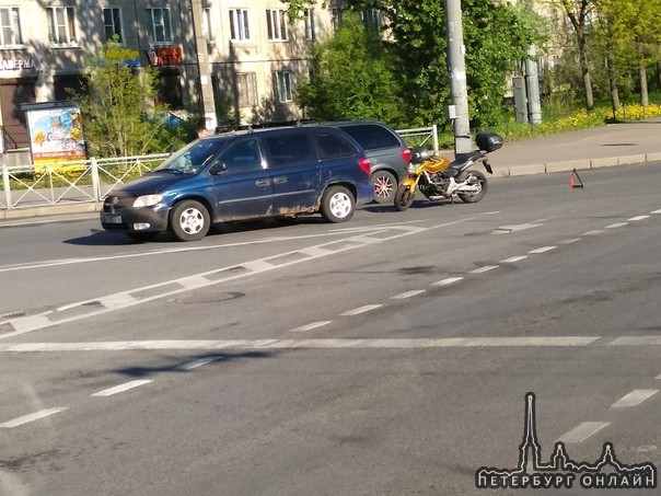 Додж Караван и мотоцикл не поделили поворот с Дальневосточного на Народную