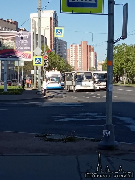 На перекрестке Ветеранов и Корзуна встретились две маршрутки, троллейбусы стоят.