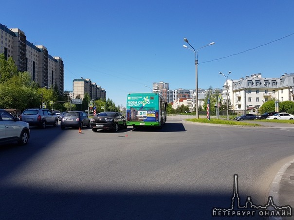 Через перекресток Парашютной и Сизова водитель автобуса по правой полосе (разрешен только поворот ...