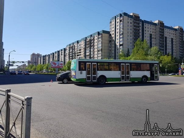 Через перекресток Парашютной и Сизова водитель автобуса по правой полосе (разрешен только поворот ...
