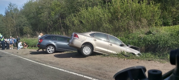 Авария на Краснофлотском шоссе в конце Ломоносова. Двое в кювете, один далее. Пострадавшие на обочин...