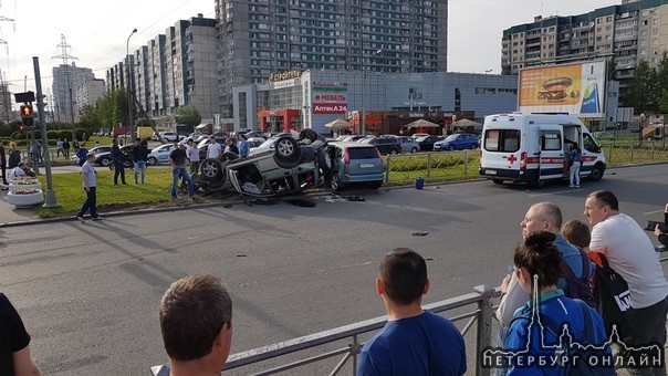 3 машины столкнулись на перекрёстке Сизова и Испытателей, всё сильно повреждены. , одна на крыше