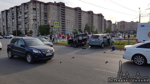 3 машины столкнулись на перекрёстке Сизова и Испытателей, всё сильно повреждены. , одна на крыше