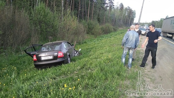 На Мурманке, предположительно, пьяный мужик врезался в стоящую на обочине машину и вылетел в кювет