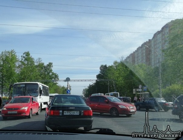 ДТП +ремонт дороги = отличное начало дня для жителей Горелово и Красносельчан. Объезжайте через Ново...