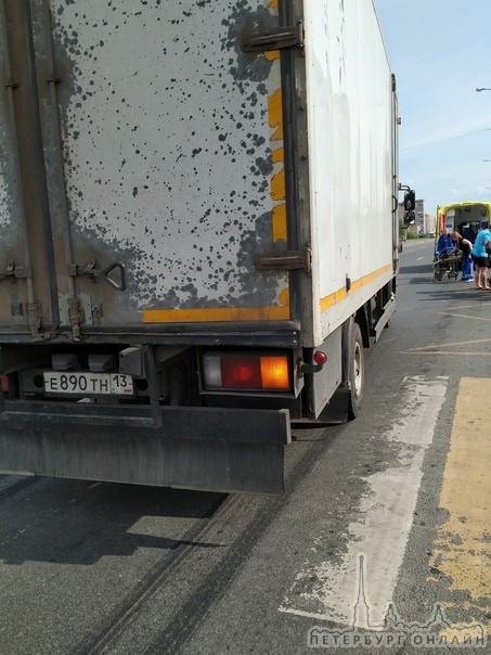 В 15.30 на Бухарестской 118 водитель на грузовике сбил девушку. Девушка шла на зелёный сигнал светоф...