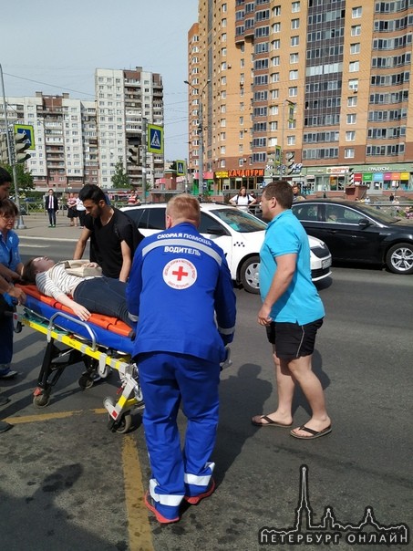 В 15.30 на Бухарестской 118 водитель на грузовике сбил девушку. Девушка шла на зелёный сигнал светоф...