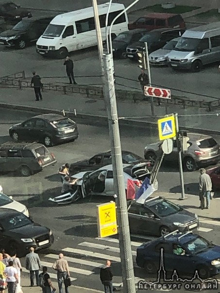 Произошла авария на пересечении Ленинского проспекта и улицы Котина.