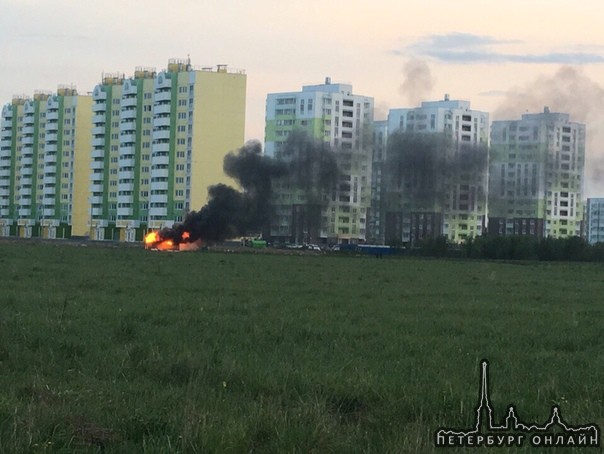 В Янино за проблемной стройкой су-155 сгорела строительная бытовка, которую подожгли школьники.
