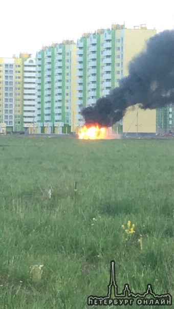 В Янино за проблемной стройкой су-155 сгорела строительная бытовка, которую подожгли школьники.