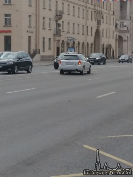 На перекрестке Стачек и Трефолева в сторону Кировского завода Subaru заехал в открытый люк.