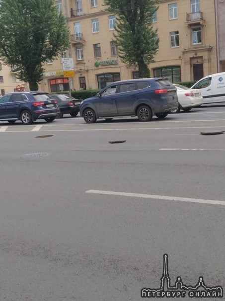 На перекрестке Стачек и Трефолева в сторону Кировского завода Subaru заехал в открытый люк.