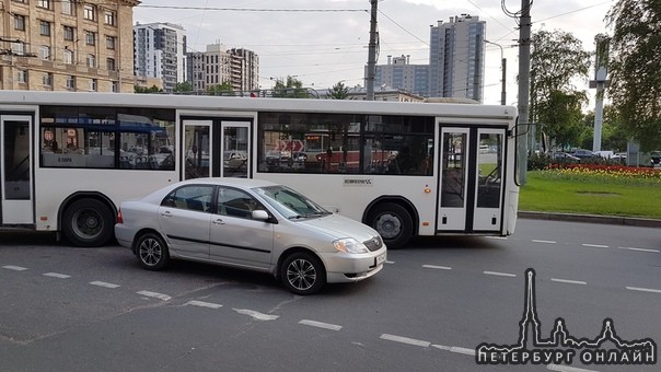 На Светлановской пл. троллейбус 40, лекговушка и автобус не поделили дорогу. Свободна осталась тольк...
