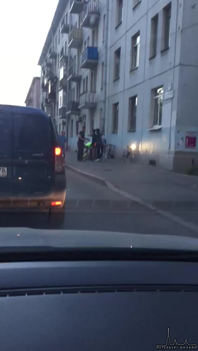 На Новочеркасском проспекте, мужик открыл пассажирскую дверь в метре от тротуара и сбил велосипедист...