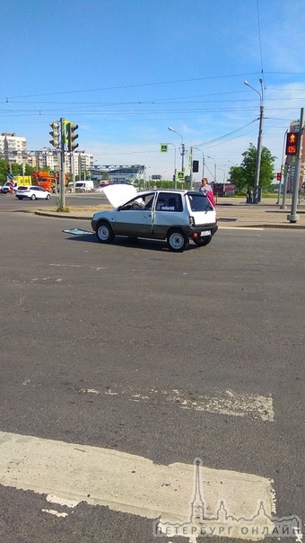 Дунайский пр. с Бухарестской ул..Встретились Hyundai и Ока. Обе светлые серенькие. Ока отдыхает на ПП...