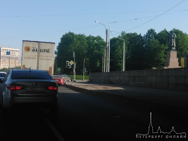 Сильно затруднен поворот на Володарский мост со стороны проспекта Обуховской обороны. Audi попал в с...