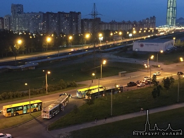 На Мебельной у дома 25к1 образовалась куча мала. Объезд только по встречке. Через карман не выехать.