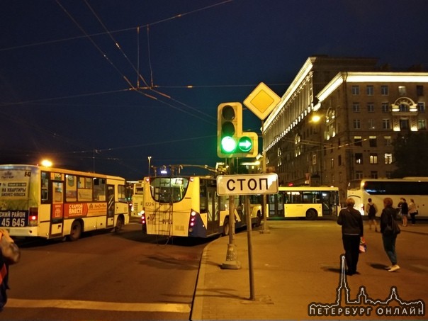 На Московском пр. грядет "пипец" , на повороте на Ленинский стукнулись троллейбус и 2 автобуса, все ...