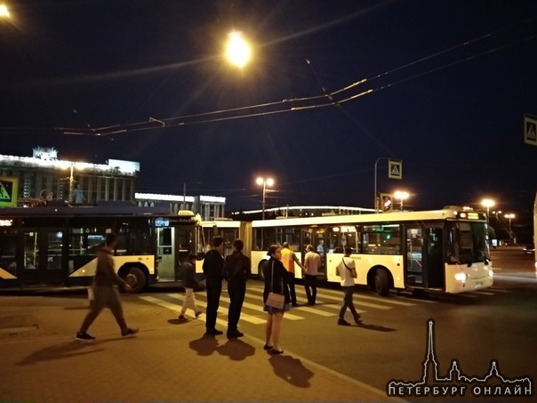 На Московском пр. грядет "пипец" , на повороте на Ленинский стукнулись троллейбус и 2 автобуса, все ...