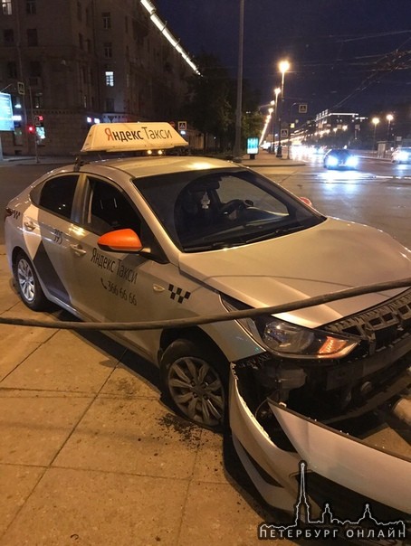 Очередной супер-таксист снес светофор и знак пешеходного перехода на Московском проспекте 180. Чудом...