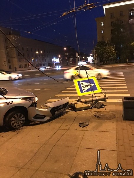 Очередной супер-таксист снес светофор и знак пешеходного перехода на Московском проспекте 180. Чудом...
