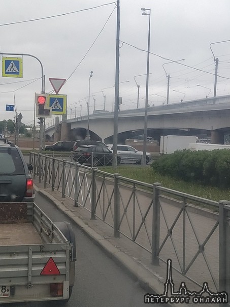 ДТП на Малоохтинской набережной у моста Александра Невского, BMW X5 на повороте догнал Порш.